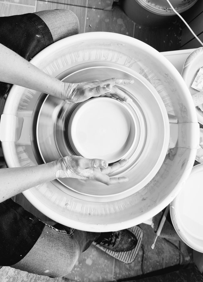 mains sur tour à poterie